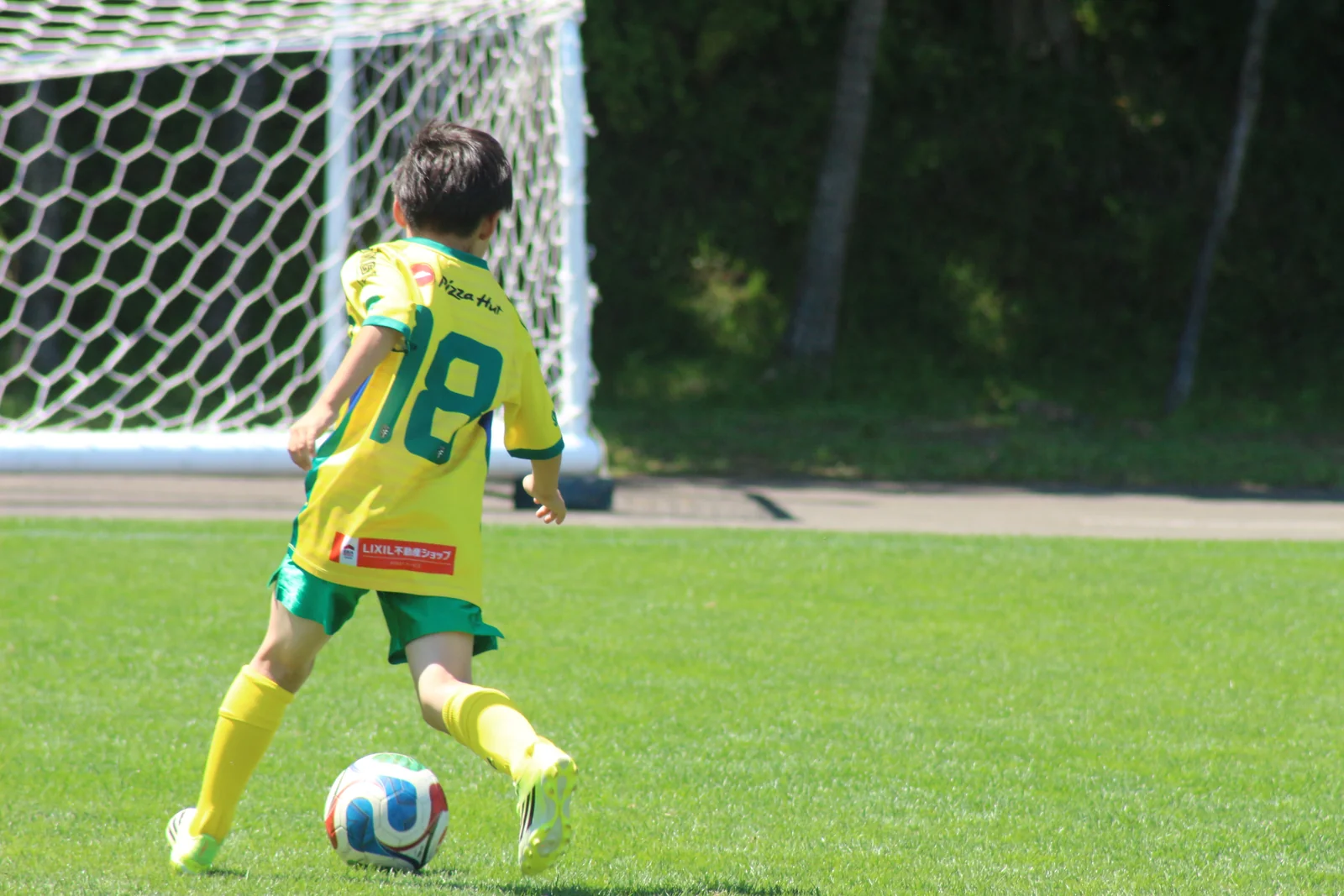 ボールを運ぶ真栄FCの選手