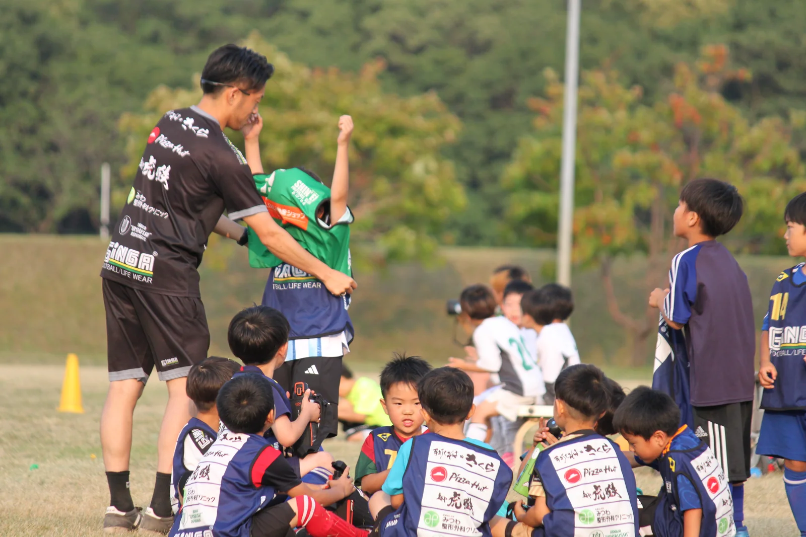 コーチとともに過ごす真栄FCの選手たち