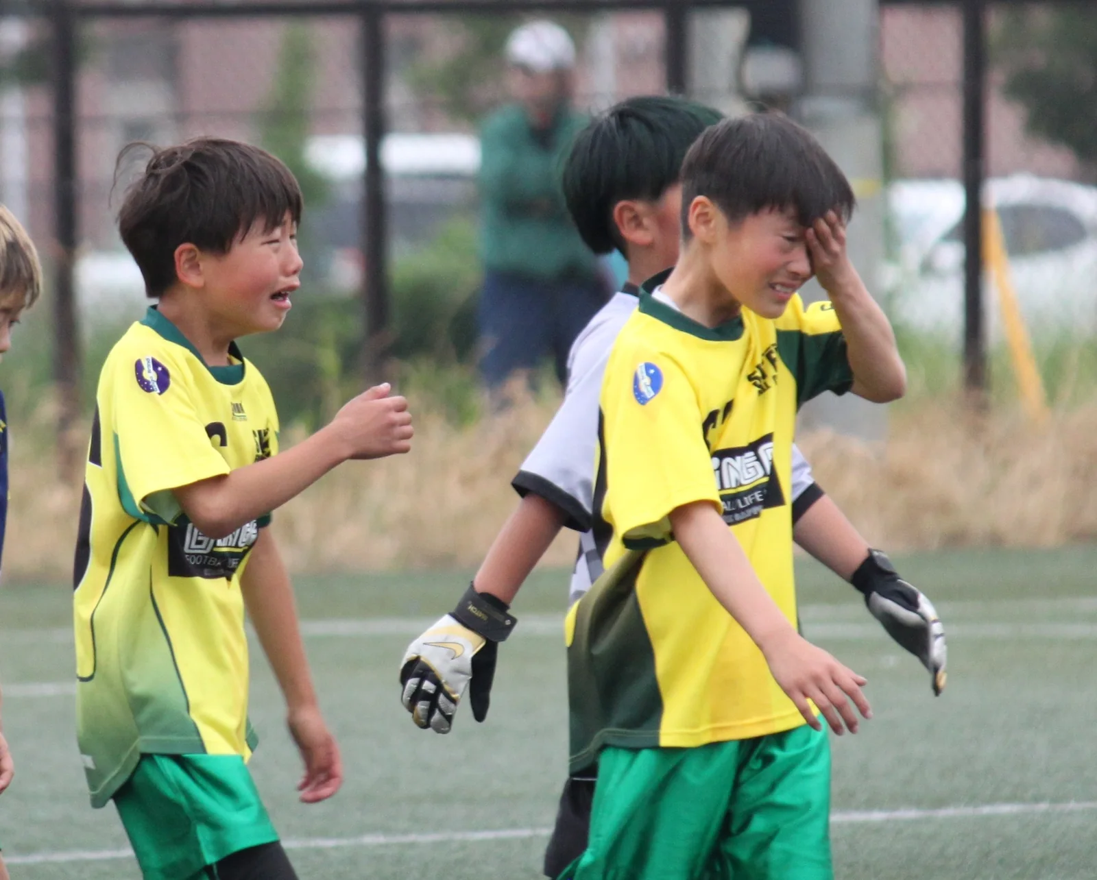 ピッチで笑顔を交わす真栄FCの選手たち