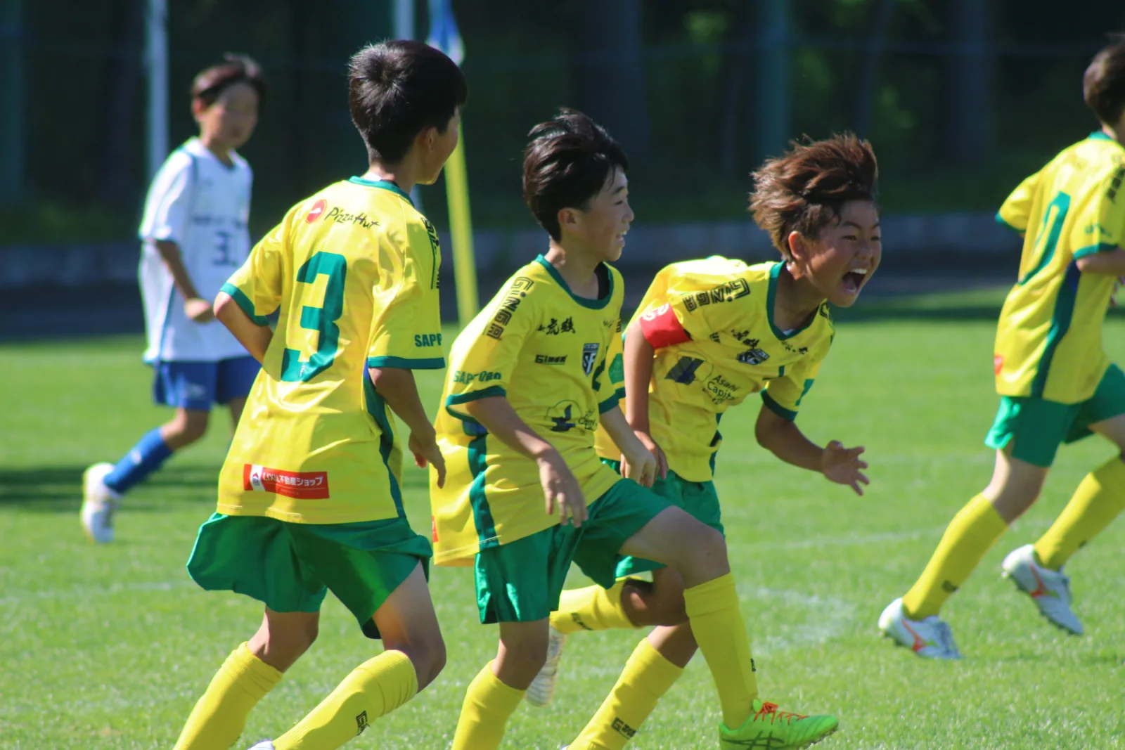 仲間と喜び合う真栄FCの選手たち
