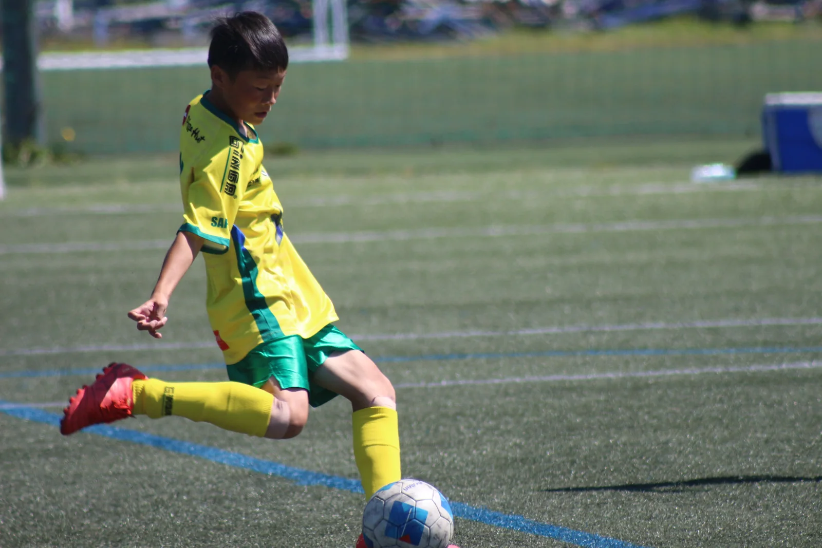 試合でボールを蹴る真栄FCの選手